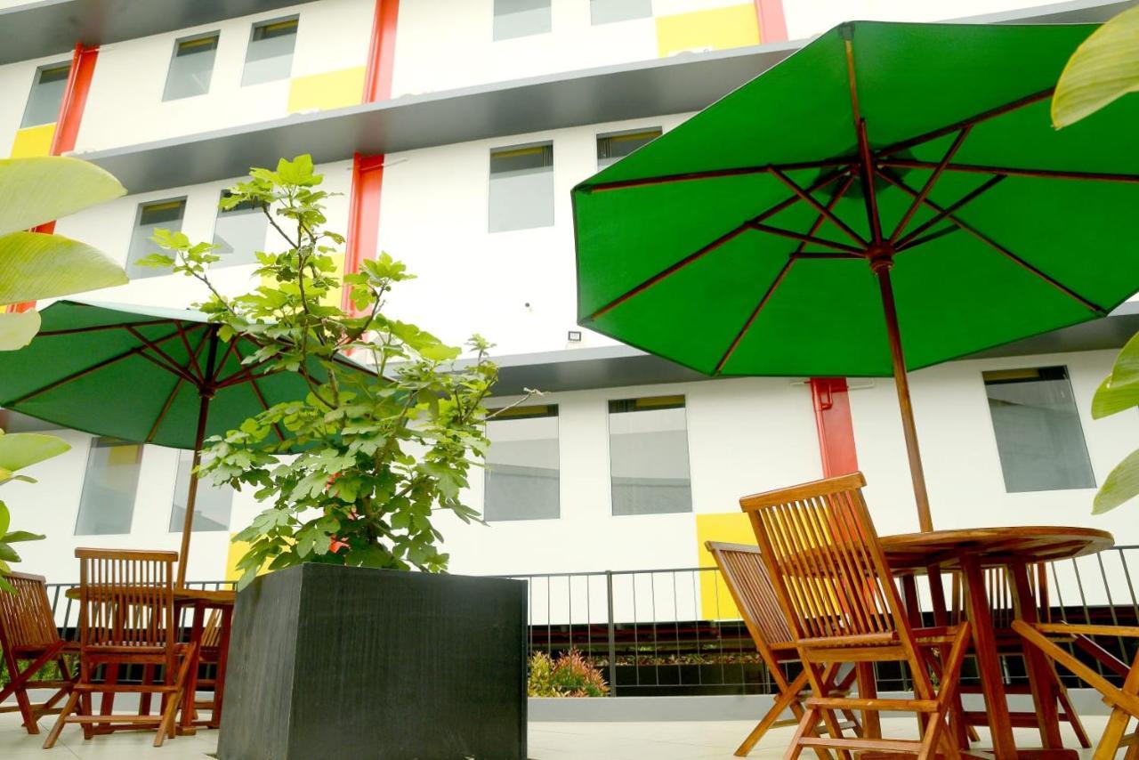 Front One Hotel Pasir Koja Bandung Exterior foto