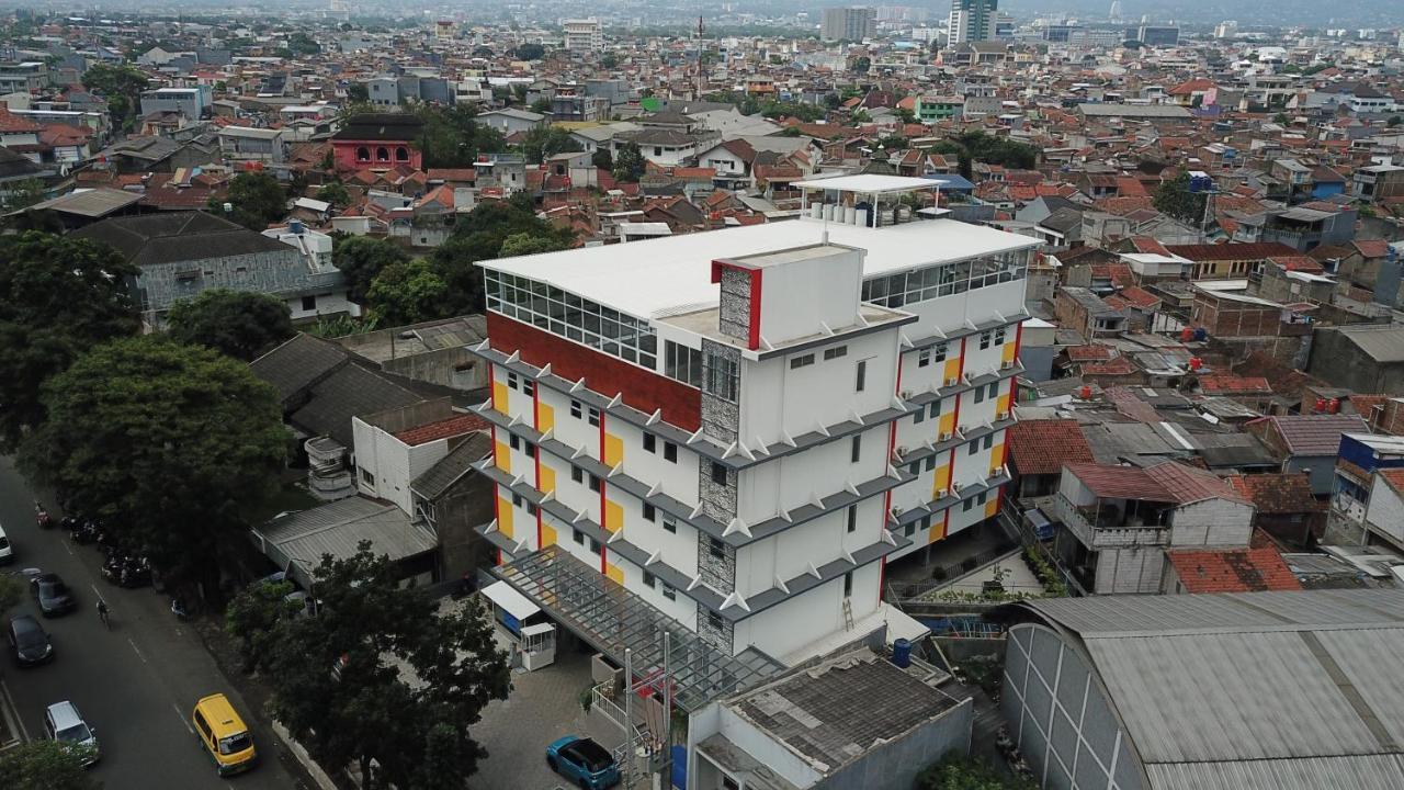 Front One Hotel Pasir Koja Bandung Exterior foto