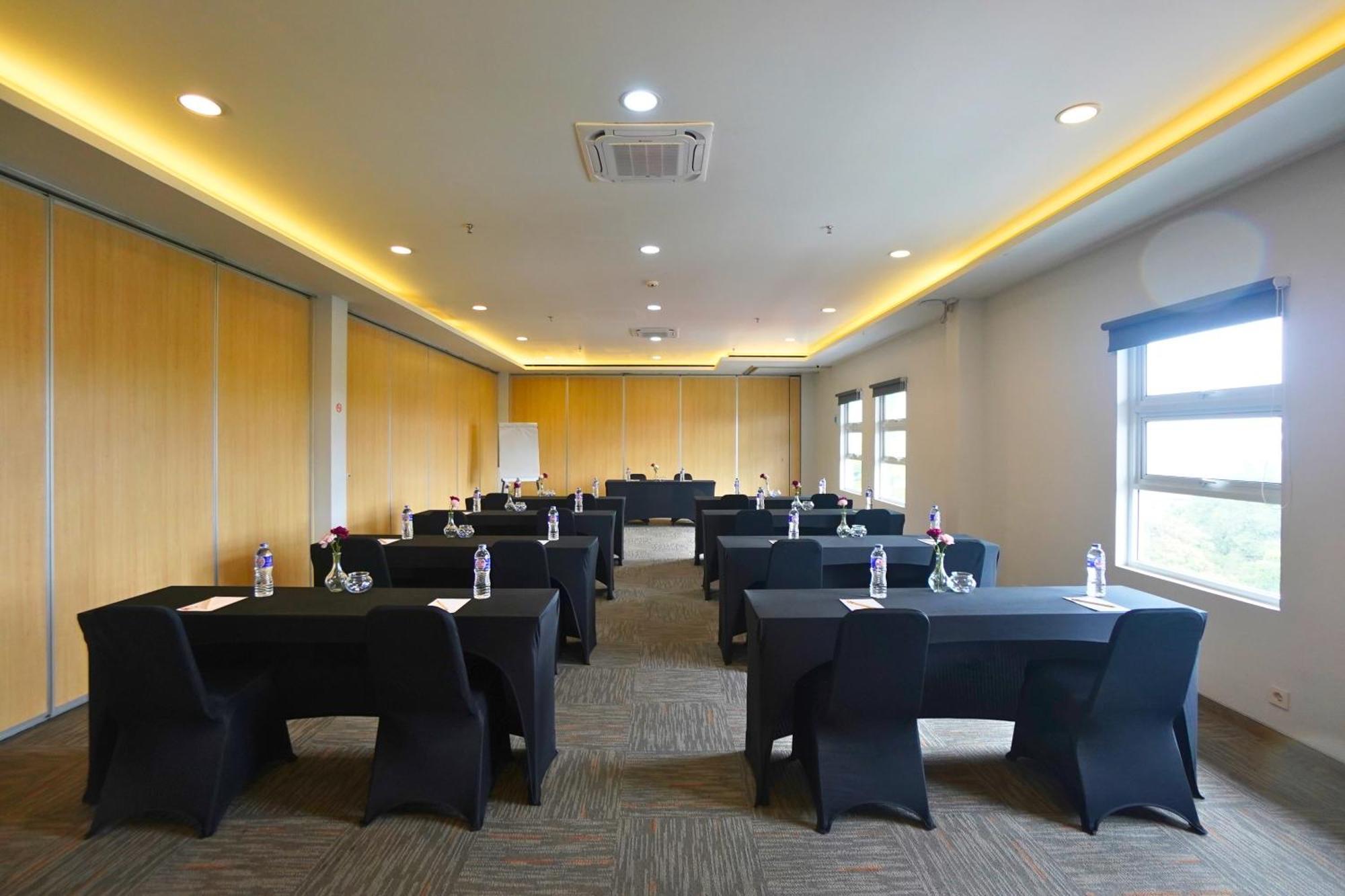 Front One Hotel Pasir Koja Bandung Exterior foto