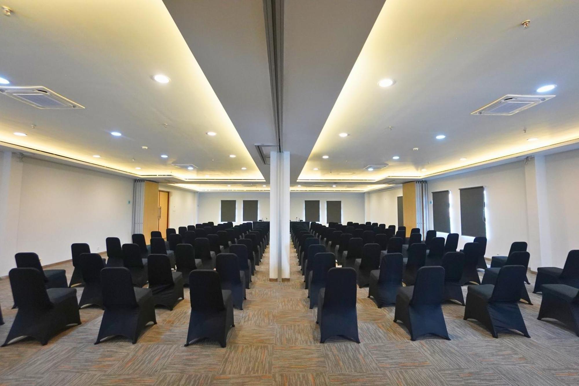 Front One Hotel Pasir Koja Bandung Exterior foto