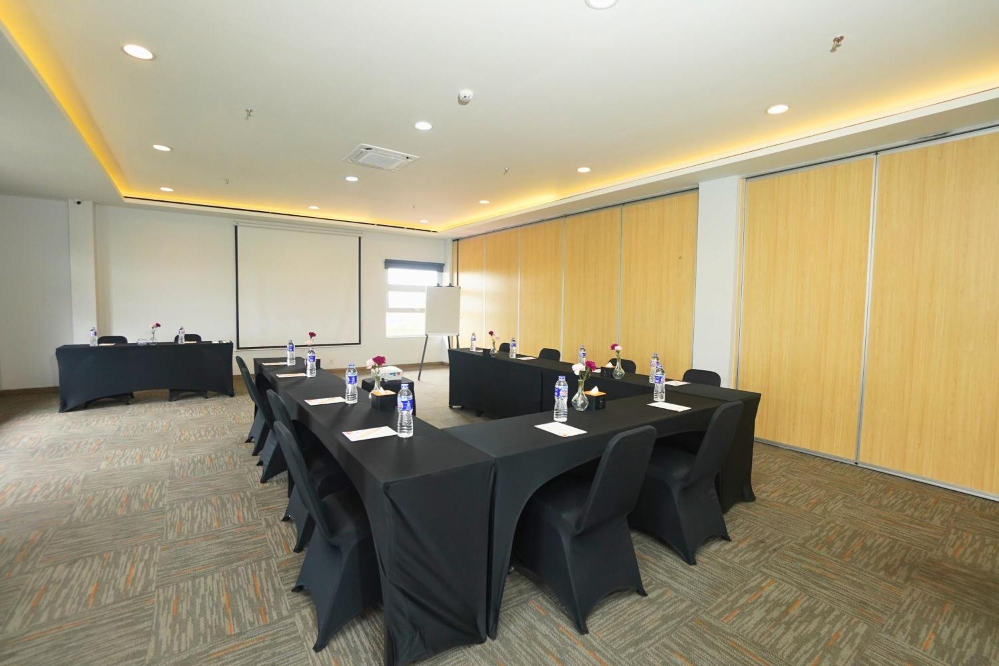 Front One Hotel Pasir Koja Bandung Exterior foto
